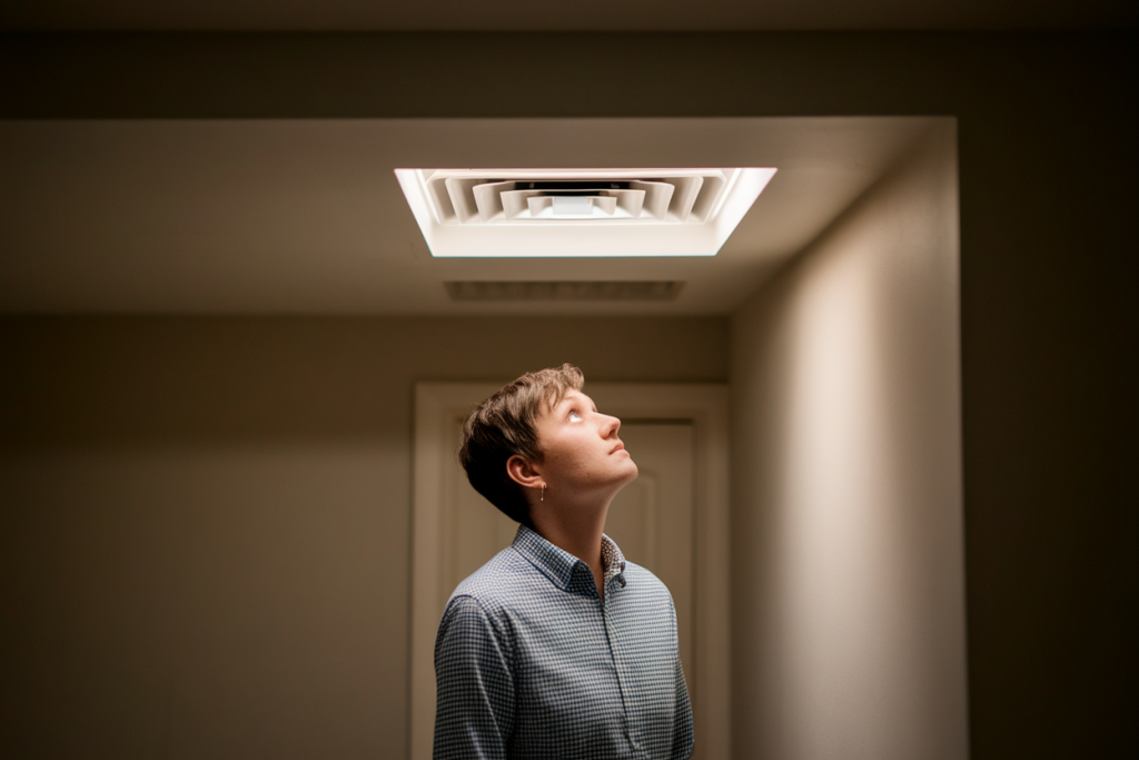 personne-ecoute-plafond-grille-aeration