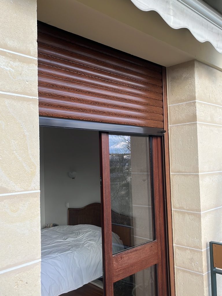 Volets Roulants : Isolation, Design et Énergie Solaire dans la Maison Moderne