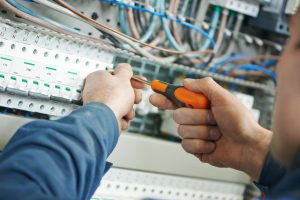 Le métier de professionnel maintenancier haute tension : un acteur clé pour la sécurité électrique