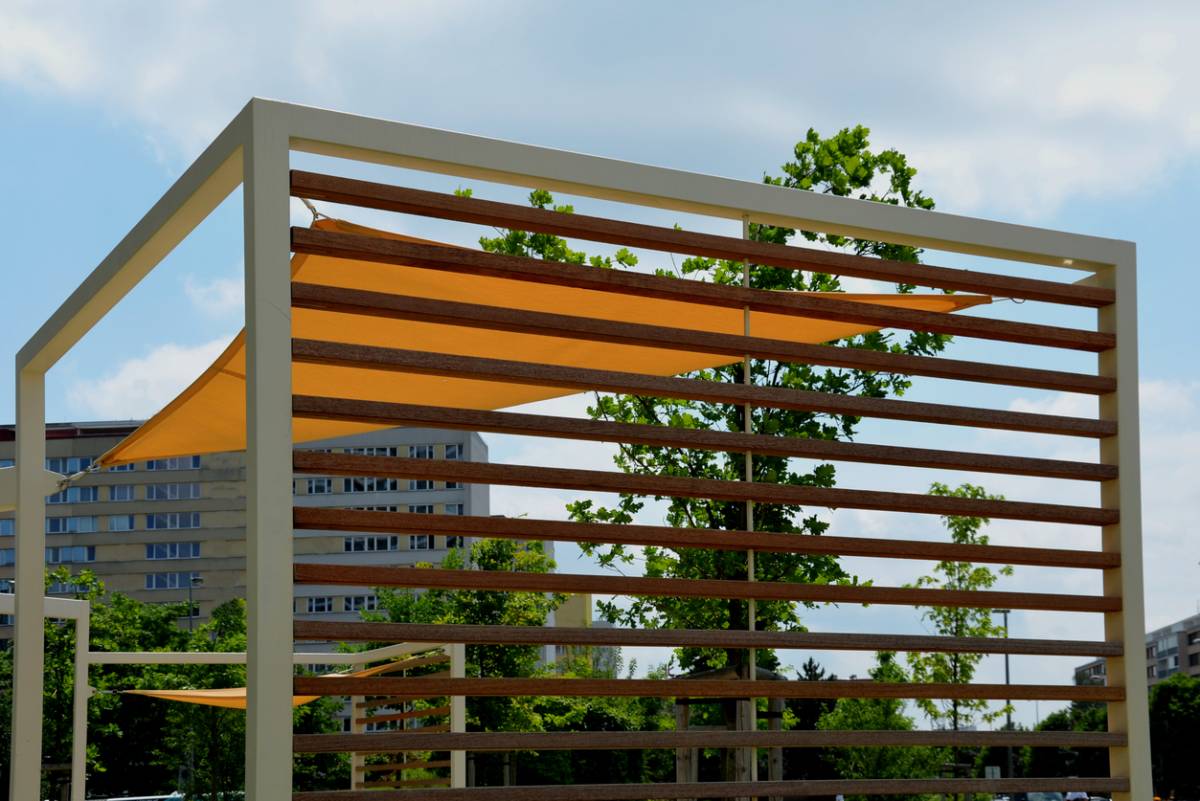 Toile imperméable ou ajourée : laquelle choisir pour votre pergola ?